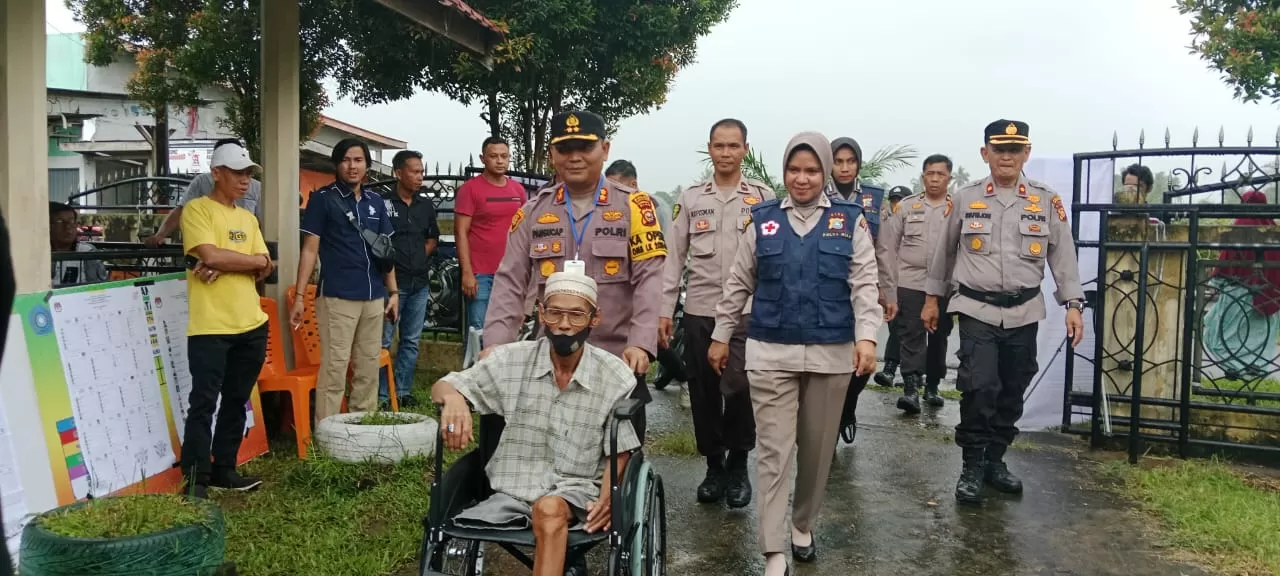 Kapolres Kuansing Pangucap Rela Jemput Pemilih Disabilitas Menuju ke TPS